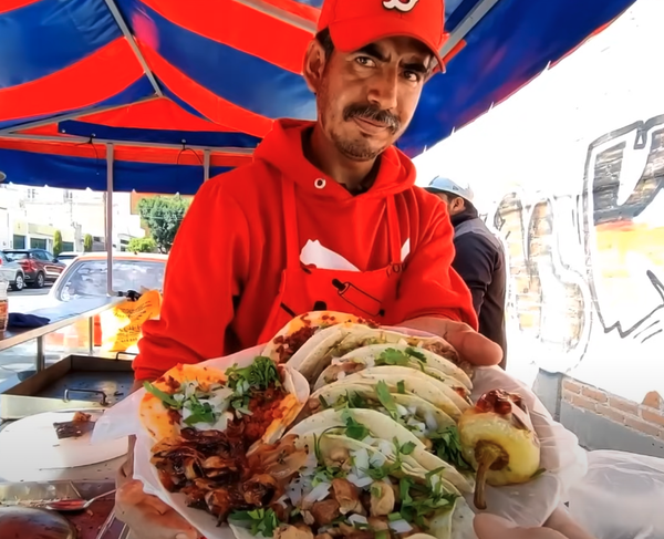 Restaurant Cheff mounting a dish